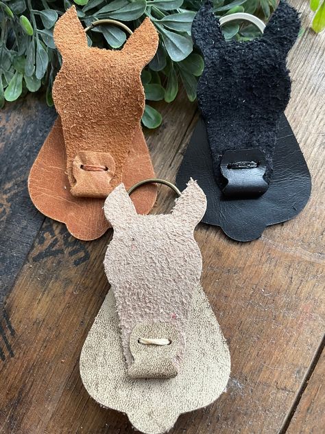 These horse head keychains are handcrafted from genuine leather.  Measures approximately 3.5 inches long. Art Du Cuir, Diy En Cuir, Leather Working Patterns, Diy Leather Projects, Leather Scrap, Third Anniversary, Leather Craft Projects, Cowboy Rodeo, Horse Crafts