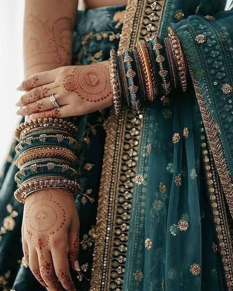 Heavy Bridal Lehenga, Indian Bridal Party, Velvet Lehenga, Sabyasachi Lehenga, Lehenga Choli Wedding, Bridal Gallery, Salwar Kamiz, Ghagra Choli, Asian Bridal