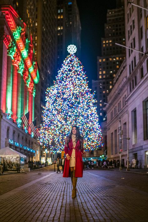 The Best New York City Christmas Spots To Visit This Year - Glam of NYC New York Christmas Family Photos, New Years Picture Ideas, New York Picture Ideas, Nyc Xmas, New York Christmas Outfits, New York Photo Ideas, New York Photoshoot, Singapore Vacation, Christmas Instagram Pictures