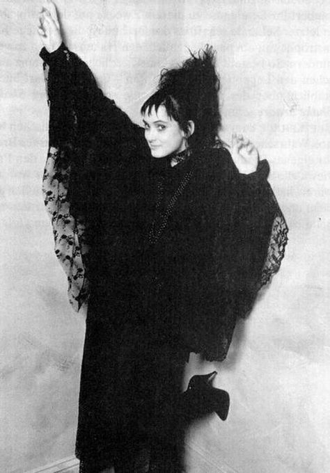 Lydia Black Dress Winona Ryder Beetlejuice, Chicas Punk Rock, Winona Forever, Beetlejuice Movie, Lydia Deetz, Tim Burton Films, Tim Burton Movie, Winona Ryder, Six Feet Under