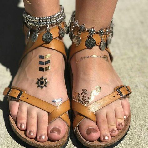 “@mindfulbohemian The desert Sandal, Turkish anklet & shiny flash tattoo! BUNDLE & SAVE. . Most…” Desert Sandals, Boho Style Shoes, Boho Chic Shoes, Bohemian Style Shoes, Boho Chic Boots, Bohemian Shoes, Body Decoration, Bohemian Sandals, Boho Shoes