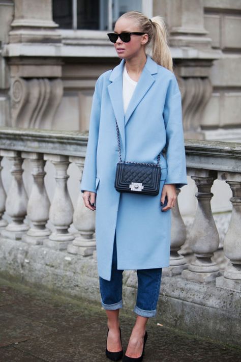 Street Style Photos London Fashion Week - Fall 2014 LFW. Light blue coat, blue jeans, Chanel bag, black shoes. Mode Pastel, London Fashion Week Street Style, London Fashion Weeks, Quoi Porter, Collage Vintage, Blue Coat, Looks Street Style, Blue Coats, Street Style Chic