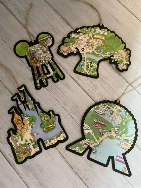 Disney Map, Casa Disney, Disney Diy Crafts, House Slide, Disney Classroom, Disney Christmas Tree, Travel Outfit Plane, Disney Rooms, Disney Ornaments