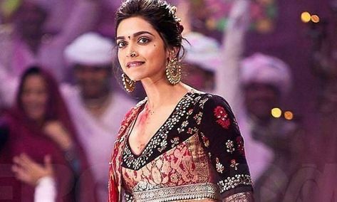 Wedding bridal makeup and Bollywood can never be kept apart from each other. Read this blog to know how you can apply Holi makeup as a wedding bridal makeup. #HunarOnlineCourses #HunarOnlineBlogs #bridalmakeup #weddingplanning #holimakeuplook #weddingmakeuplook #bridalmakeupideas #bridalmakeupcourse Deepika Padukone Hair, Movies Images, Deepika Padukone Style, Simple Style Outfits, Shah Rukh Khan, Chaniya Choli, Deepika Padukone, How To Pose, Bollywood Fashion