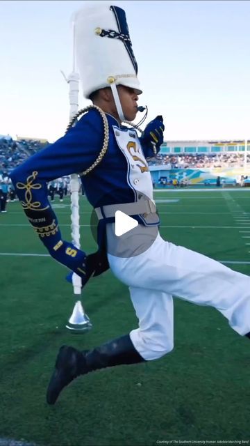 CollegeMarching on Instagram: "A drum major salute and a magic trick! 🌹 The @su_humanjukebox drum major always delivers. #hbcu #hbcubands #college #southern #southernuniversity #marchingband" Drum Major Salute Ideas, Drum Major Aesthetic, Marching Band Aesthetic, Marching Bands, Fantasy Fest, Drum Major, Poses Reference, Human Poses Reference, Human Poses