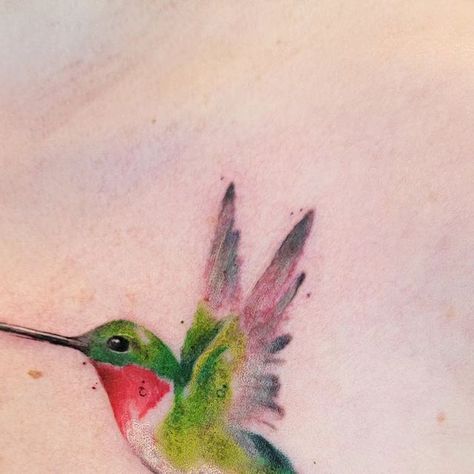 Emily Louise Tattoos on Instagram: "Little watercolor hummingbird!  🖌 @theinkwellfxbg  #watercolor #watercolorart #watercolortattoo #hummingbird #bird #birdtattoo #hummingbirdtattoo #tattooed #tattooedgirls #tattooart #tattooartist #tattoolovers #tattoolife #tattooday" Delicate Tatoos, Hummingbird Tattoo Watercolor, Tattoo Watercolor, Watercolor Hummingbird, Small Watercolor, Hummingbird Tattoo, Bird Tattoo, Humming Bird, Birds Tattoo