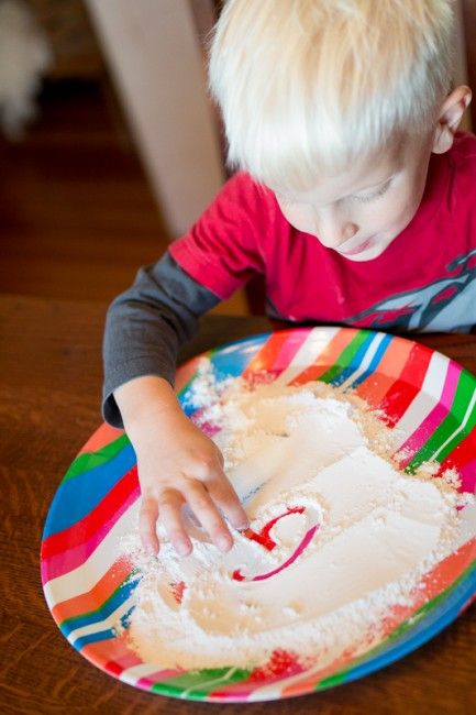 Making marks in flour for prewriting -- simple practice for preschoolers! Sensory Play For Toddlers, Edible Sensory, Edible Sensory Play, Play Ideas For Kids, Sensory Play Toddlers, Sensory Play Ideas, Fun Snacks For Kids, Education Motivation, Education Quotes For Teachers