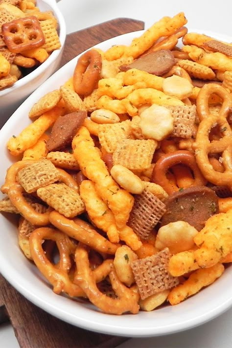 Snack Mix No Bake, Baked Snack Mix Recipes, Pub Mix Recipe Snacks, Easy Chex Mix Recipes No Bake, No Bake Snack Mix Recipes, Easy Snack Mix Recipes No Bake, No Bake Chex Mix Recipes, Toddler Snack Mix Ideas, Cracker Mix Recipes