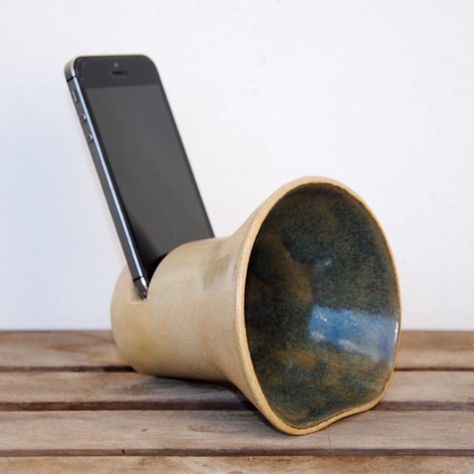 Clay Phone Speaker Ceramic Pottery, Ceramic Amplifier, Ceramic Speaker, Sound Amplifier, Wheel Thrown Ceramics, Headphone Holder, Cerámica Ideas, Ceramics Ideas, Ceramics Pottery Art