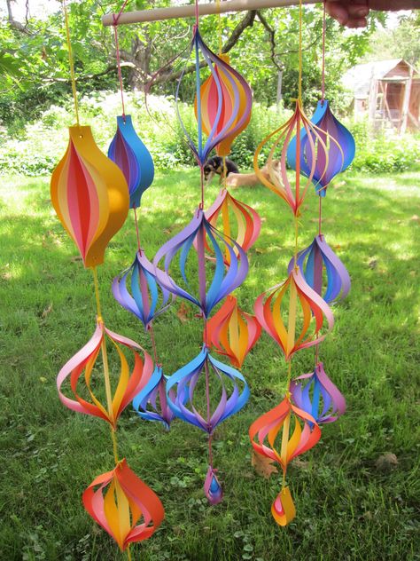 Paper Mobiles, Easy Flowers, Paper Mobile, Idee Babyshower, Eliza Jane, Construction Paper Crafts, Paper Ornaments, Paper Towel Roll Crafts, Camping Art