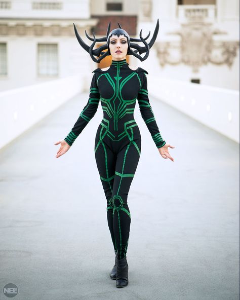 Sylvia Slays - Hela - Cosplay Scifi Cosplay, Cosplay Goddess, Hela Cosplay, Thor Ragnarok Movie, Ragnarok Movie, Cosplay Cat, Dc Costumes, Woman Cosplay, Catwoman Cosplay