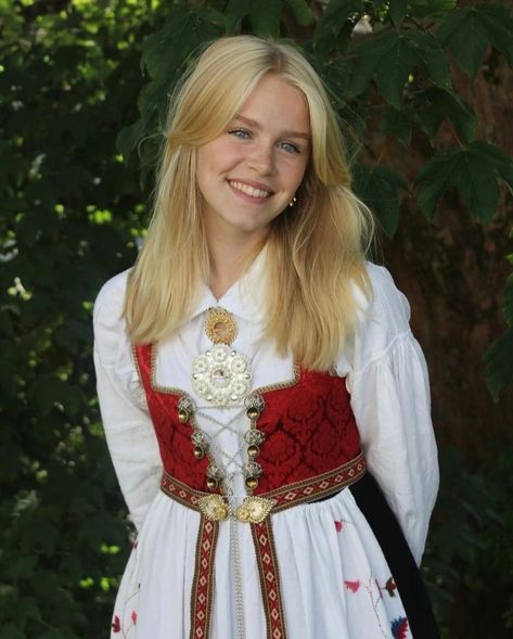 German Traditional Clothing, Swedish Aesthetic, German Traditional Dress, Germany History, Swedish Women, German Dress, Viking Women, German Girl, Blonde Hair Girl