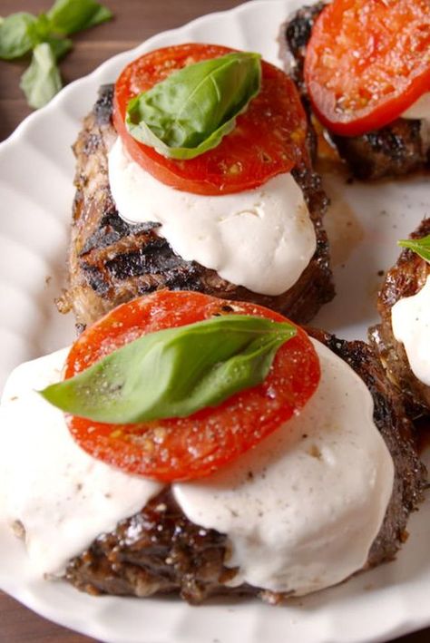 caprese-steak Steak Dinner Ideas, Healthy Steak Recipes, Ways To Cook Steak, Healthy Steak, Steak Dinner Recipes, Caprese Recipes, Grilled Steak Recipes, Diet Vegetarian, Steak Dinner