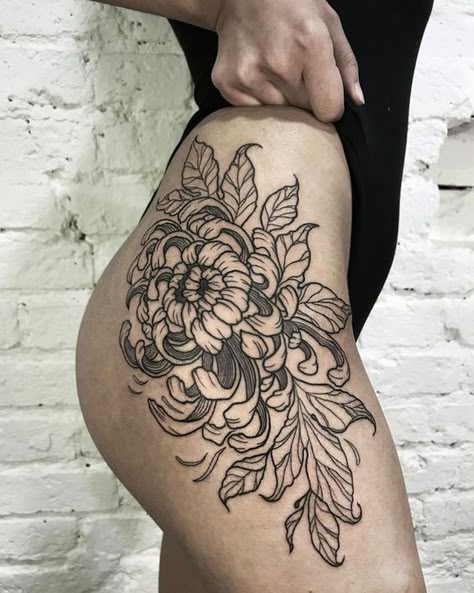 Master Tattoo, Floral Thigh Tattoos, Flower Thigh Tattoos, Chrysanthemum Tattoo, Model Tattoo, Hip Tattoos Women, Leg Sleeve, Black Ink Tattoos, Hip Tattoo