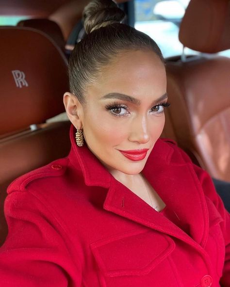 Jennifer Lopez is Christmas-ready in red-hot suit and custom bag Jlo Makeup, Jennifer Lopez Outfits, Jlo Style, Hot Suit, Hot Pink Sports Bra, Corte Bob, Ben Affleck, Wedding Looks, American Women