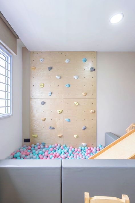 Colourful ball pit pool with a mini rock climbing panel, which's just nice for kid! Ball Pit Room, Sensory Kids Room, Indoor Monkey Bars, Climbing Wall Kids, Children Playroom, Indoor Climbing Wall, Kids Ball Pit, Indoor Playroom, Baby Ball Pit