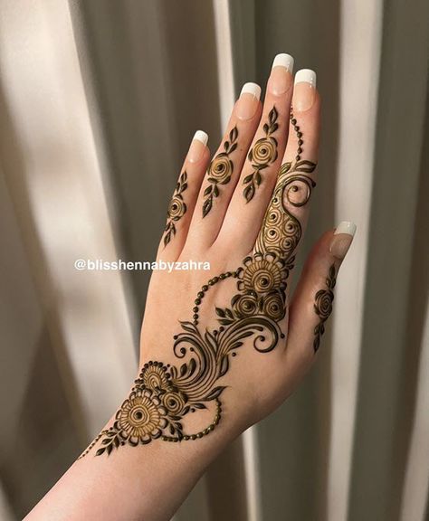 Finger Mehndi Style, New Henna Designs, Party Henna, Henne Tattoo, Henna Inspired Tattoos, Finger Henna Designs, Henna Tattoo Hand, Henna Tattoo Designs Hand, Finger Henna