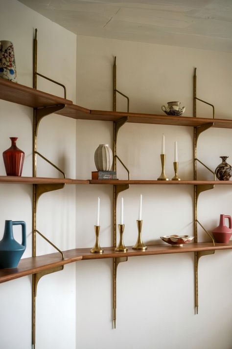 Take advantage of vertical space by incorporating built-in wall shelving. Display vintage mid-century modern accessories like brass candlesticks, retro ceramics, or abstract sculptures. This feature not only adds aesthetic appeal but also offers practical storage for dining essentials. #modernmidcenturylivingroom #modernmidentury #modernmidcenturylivingroom #modernmidcenturykitchen #modernmidcenturydesign Mid Century Modern Shelves Wall, Mid Century Modern Sculpture, Mid Century Modern Wall Shelves, Mid Century Modern Shelving, Dining Room Mid Century Modern, Mid Century Wall Shelves, Mid Century Shelves, Modern Mid Century Living Room, Mid Century Shelving