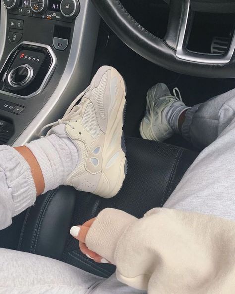 Yeezy 700 Analog, Yeezy Shoes Outfit, Yeezy Outfit Women, Yeezy Shoes Women, Yeezy Outfit, Boost Shoes, Yeezy Sneakers, Yeezy 700, Nike Air Shoes