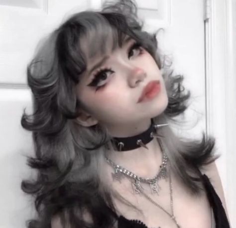 Ig:vendetta.v1_ Short Grunge Hair, Goth Hair, Hair Inspiration Short, Alternative Hair, Fluffy Hair, Hair Reference, American Beauty, Hair Inspo Color, Grunge Hair