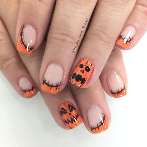 Halloween pumpkin nail art design Nem Halloween Makeup, Pumpkin Nail Art, Halloween Nails Diy, Halloween Fest, Halloween Acrylic Nails, Cute Halloween Nails, Pumpkin Nails, Fall Nail Art Designs, October Nails