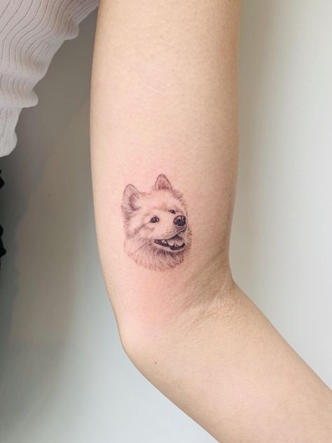 White Dog Tattoo, Mia Tattoo, Dog Portrait Tattoo, R Tattoo, Small Hand Tattoos, Halloween Costume Outfits, White Dog, Dog Tattoo, Fine Line Tattoos