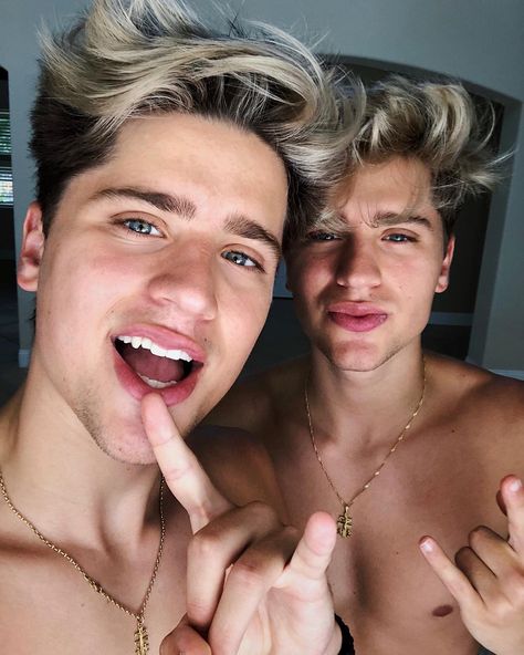 Back to our old hair!! Martinez Twins Wallpaper, Martinez Twins Emilio, Martinez Brothers, Emilio And Ivan Martinez, Martenez Twins, Ivan Martinez, Emilio Martinez, Twin Models, Martinez Twins