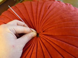 four square walls: tutorial: how to make a round pintuck pillow Smocking Pattern, Red Decorative Pillows, Pillows Decorative Diy, Diy Pillow Covers, Blue Pillows Decorative, Living Room Decor Pillows, Pillow Tutorial, Genius Ideas, Luxury Pillows