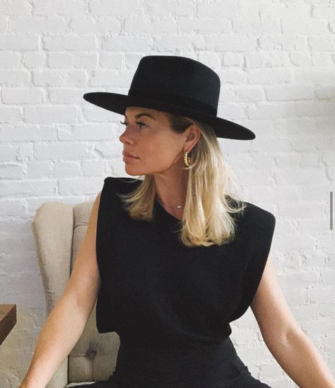 Lack of Color Hats on Instagram: “@gilliandelzotto chic in ‘The Mirage - Black’ 🌙” Rancho Outfits, La Outfit, Fedora Fashion, Chic Minimalista, Ikea Dining, Outfits Primavera, The Mirage, Hat Outfit, Lack Of Color