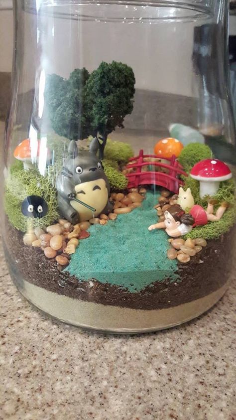 Totoro! Totoro Aquarium, Studio Ghibli Terrarium, Clay Terrarium, Totoro Terrarium, Pokemon Terrarium, Crafty Hobbies, Beautiful Terrariums, Mini Terrarium, Mini Bonsai