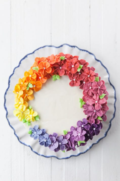 How to make a rainbow cake — Style Sweet Buttercream Techniques, Eggless Chocolate Cake, Make A Rainbow, Cake Style, Buttercream Flower, Buttercream Flower Cake, Magic Cake, Rainbow Flower, Fashion Cakes