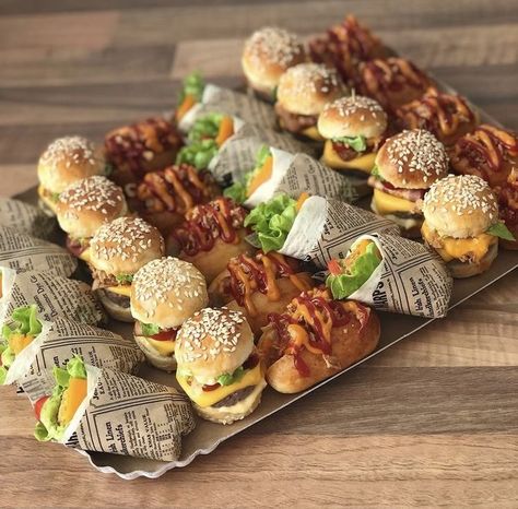 Party Food Buffet, Catering Ideas Food, Mini Sandwiches, Party Food Platters, Charcuterie Recipes, Think Food, Snacks Für Party, Buffet Food, Birthday Food