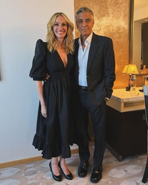 Dazzling smile, big brown eyes and mane of auburn… wait, did #JuliaRoberts just go blonde? The actor and former #BritishVogue cover star reunited with her long-time bestie, #GeorgeClooney, over the weekend – and debuted a new look for the occasion. Click the link in bio for more on her new hairstyle. Photographed and styled by @ElizabethStewart1, with hair by @SergeNormant and make-up by @MollyRStern. George Clooney Julia Roberts, Big Brown Eyes, Hollywood Couples, Golden Oldies, George Clooney, Julia Roberts, New Hairstyle, June 19, British Vogue