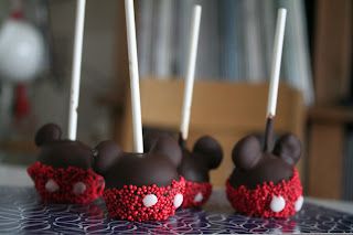 The better Real Life: How to make Easy No-bake Mickey Mouse cake pops Cake Pops Mickey Mouse, Mickey Mouse Cake Pops, Mickey Cake Pops, Disney Cake Pops, Diy Cake Pops, Cake Pop Tutorial, Mickey Cakes, Cupcake Tutorial, Mickey Mouse Theme