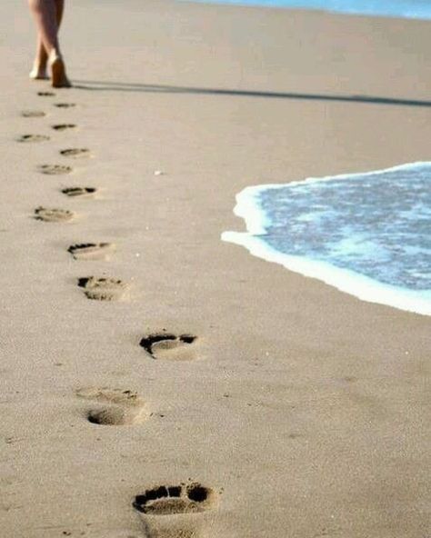 Footprints In The Sand, Beach Photography Poses, Foto Tips, Beach Poses, Beach Photoshoot, Summer Photos, Summer Pictures, Beach Aesthetic, Photo Instagram