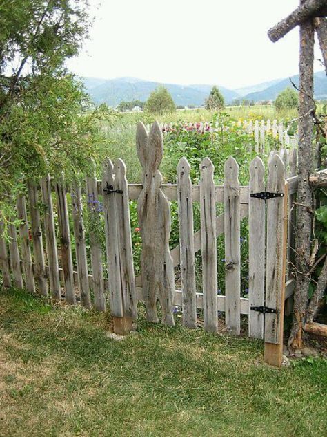 Peter Rabbit fence Garden Picket Fence, Garden Gates And Fencing, Rabbit Garden, 3d Origami, The Secret Garden, Wooden Fence, Picket Fence, Garden Fencing, Garden Structures