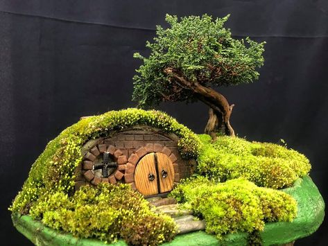 Casa Do Hobbit, Hobbit Garden, Terrarium Scene, Model Castle, Fairy Garden Flowers, Casa Hobbit, Micro Garden, Beautiful Terrariums, Fairy Garden Designs