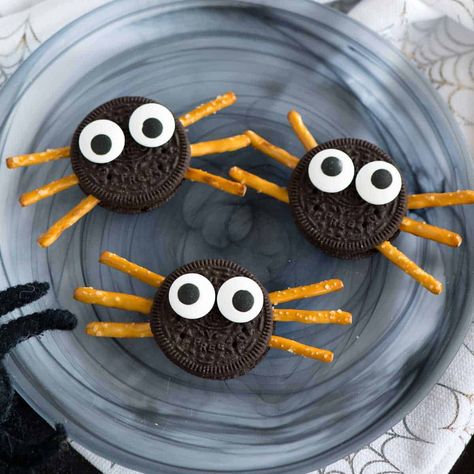 Spider Oreos, Spider Cookies Halloween, Halloween Cookie Ideas, Oreo Spiders, Aesthetic Spider, Halloween Platter, Spider Insect, Cookies Aesthetic, Easy Halloween Cookies