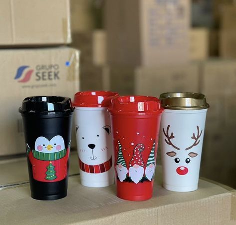 Cricut Mat, Christmas Cups, Xmas Dinner, Crafts Sewing Projects, Balloon Gift, Crafty Mama, Diy Cups, Christmas Store, Christmas Tumblers