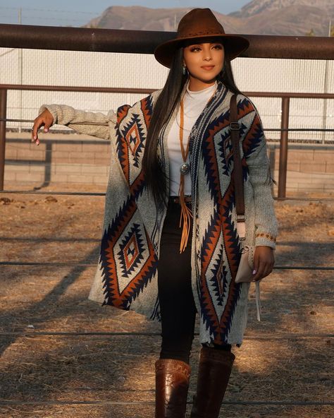 𝓜𝓸𝓷𝓪𝓻𝓬𝓪 on Instagram: “The perfect Fall cardigan is here!! 😍🍂 NEW Itzel cardigan launches on Friday! ✨🦋 Pumpkin Patch date ready in this outfit 💕 • • • • • • • •…” Fall Western Outfits Women, Vaquera Outfit Mexican, Cowgirl Outfits For Women, Mode Country, Look Hippie Chic, Trajes Country, Vaquera Outfit, Cute Cowgirl Outfits, Cowgirl Style Outfits