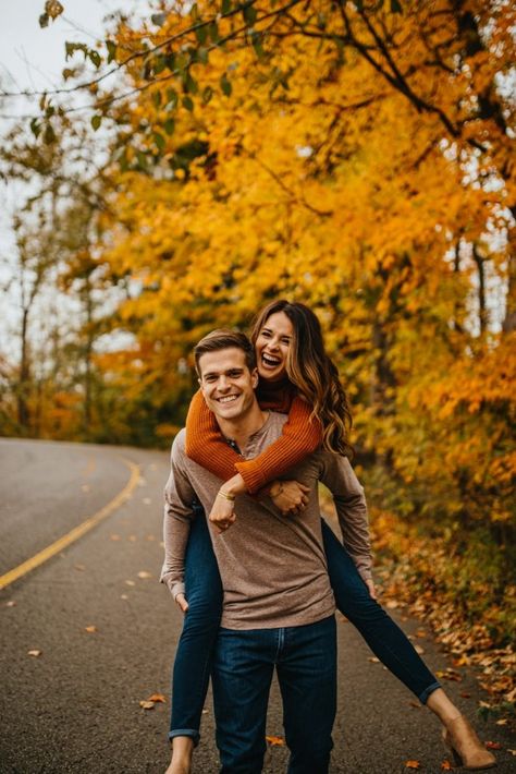 Fall Couple Pictures, Fall Couple Photos, Shooting Couple, Fall Engagement Pictures, Fall Family Photo Outfits, Engagement Pictures Poses, Engagement Photos Fall, Couple Picture Poses, Engagement Poses