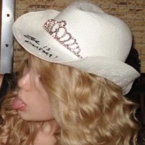 Taylor Swift Debut Era Aesthetic, Profile Pictures For Discord, White Cowboy Hat, Hat Aesthetic, Discord Pfps, Taylor Swift Tour Outfits, Estilo Taylor Swift, Taylor Swift Cute, Taylor Swift Fearless