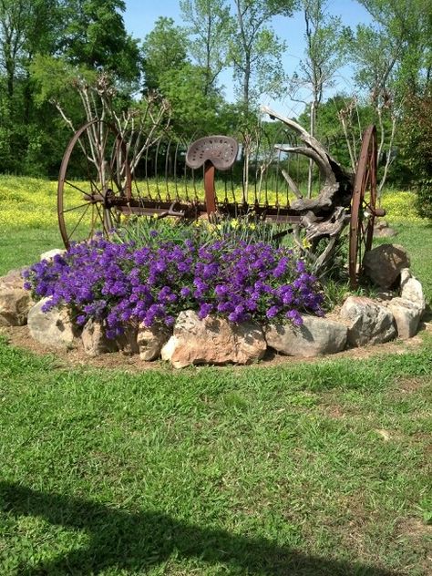 Hay Rake Decor Flower Beds, Landscaping In The Country, Western Flower Bed, Unique Landscaping, Farm Landscaping, Driveway Entrance Landscaping, Design A Garden, Rustic Landscaping, Small Garden Ideas