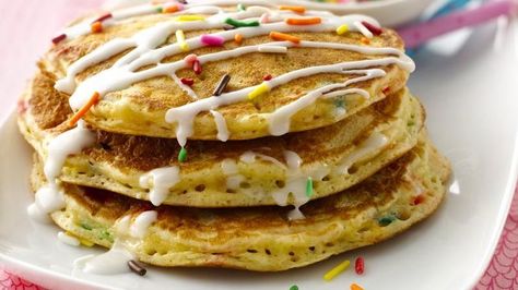 Cake batter in a breakfast dish? Yes, please. These pancakes use Bisquick and SuperMoist cake mix to make any breakfast into a sprinkles-on-top celebration. Cake Batter Pancakes, Birthday Cake Pancakes, Cake Mix Pancakes, Stack Of Pancakes, Birthday Breakfast, Birthday Treat, Vegetarian Cake, Yellow Cake, Baking Mix