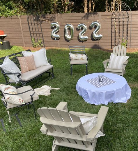 Small Graduation Party, Small Graduation Party Ideas, Outdoor Grad Party, Grad Party Ideas, Backyard Graduation Party, Graduation Party Ideas, Grad Party Decorations, Grad Party, Grad Parties