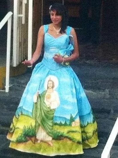 Y de este: | 21 Fails de quinceañeras que te harán reír Ugly Quinceanera Dresses, Ugly Prom Dress, Worst Prom Dresses, Funny Prom, Summer Prom Dress, Xv Dresses, Funny Dresses, Prom Dress Inspiration, Weird Fashion