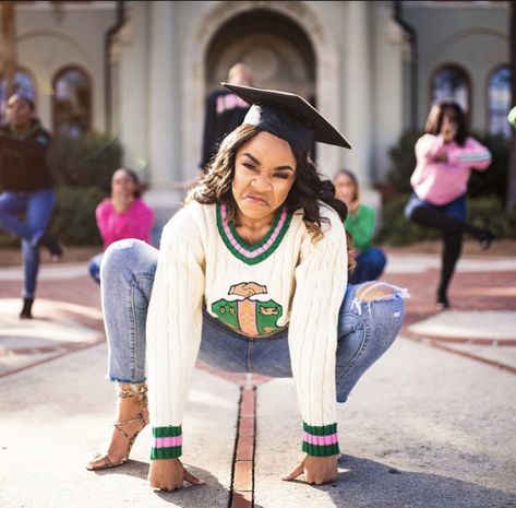 Nurse Graduation Cap Designs, Alpha Kappa Alpha Clothing, Aka Apparel, Sorority Photoshoot, Alpha Kappa Alpha Sorority Paraphernalia, Sorority Fashion, College Graduation Pictures Poses, Grad Outfits, College Graduation Photos