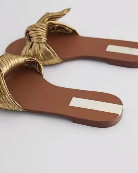 For my golden girls this is for you 🥰. FLAT SANDALS WITH BOW Front knot detail. Sizes: 38-40 Price: 2,500 Colors: As shown. Disclaimer: Wardrobe Haven is not associated with this brand!! Sandals Summer 2022, Bow Tie Women, Sandals With Bow, Golden Bow, Beach Luxury, Women Flat Sandals, Fur Shoes, Soft Slippers, Outer Wear