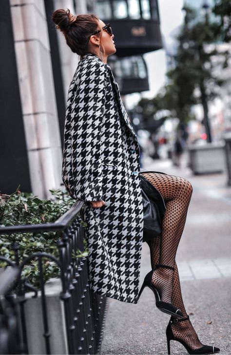 Houndstooth Coat, Moda Chic, White Coat, Mode Inspo, Looks Chic, 가을 패션, Mode Inspiration, Winter Fashion Outfits, British Style