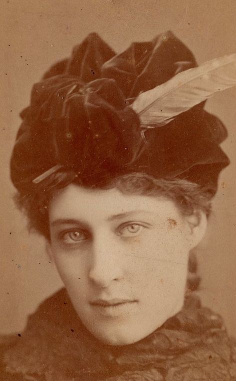 The Jersey Lily: 40 Glamorous Photos of Lillie Langtry in the Late 19th Century ~ Vintage Everyday Lillie Langtry, Lina Cavalieri, John Everett Millais, Becoming An Actress, Victorian Women, British Actresses, Vintage Portraits, Silent Film, Old West